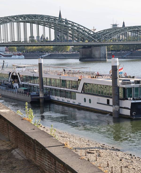Die Arielle Royal liegt am Kölner Rheinufer.