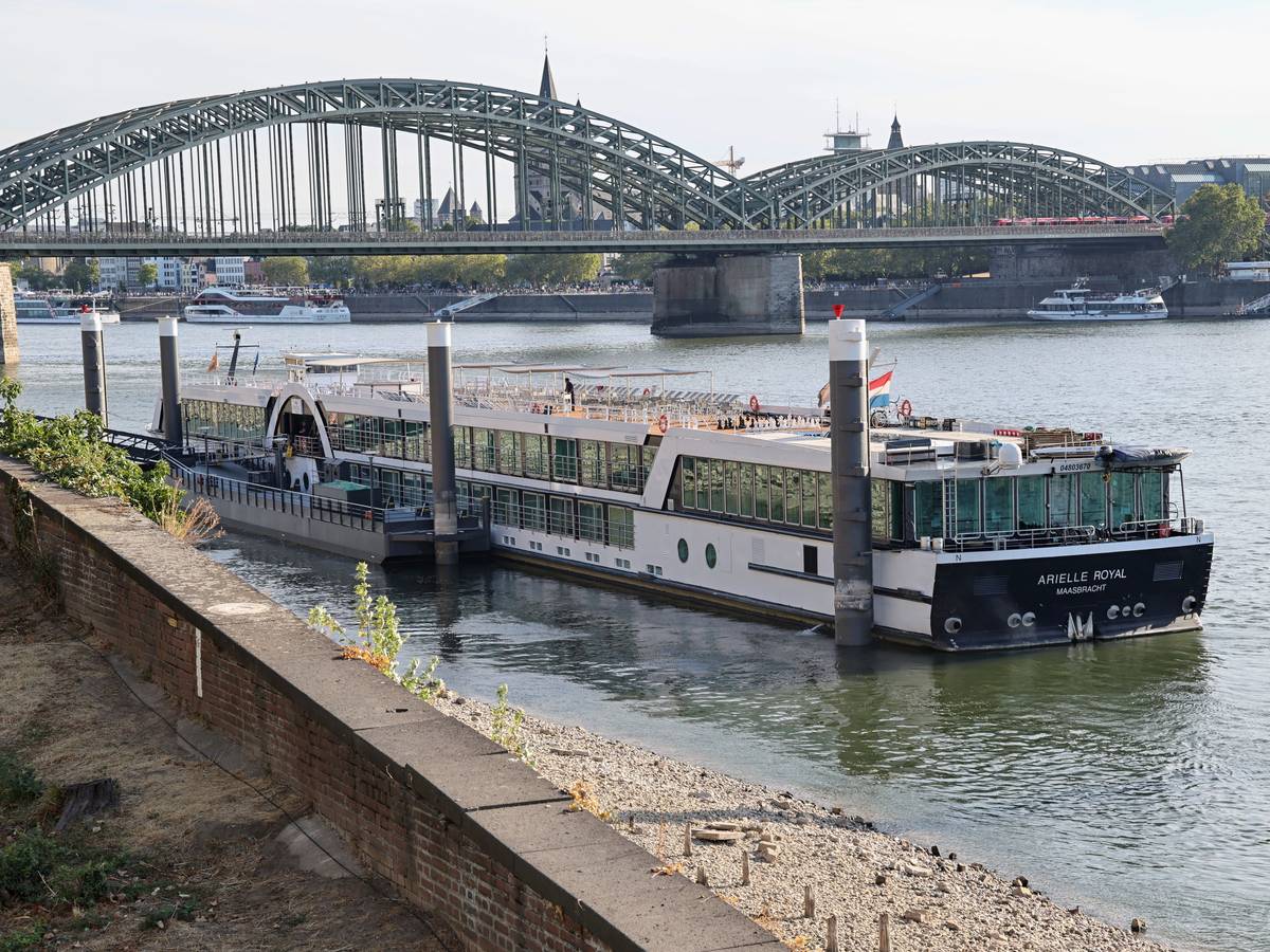 Die Arielle Royal liegt am Kölner Rheinufer.