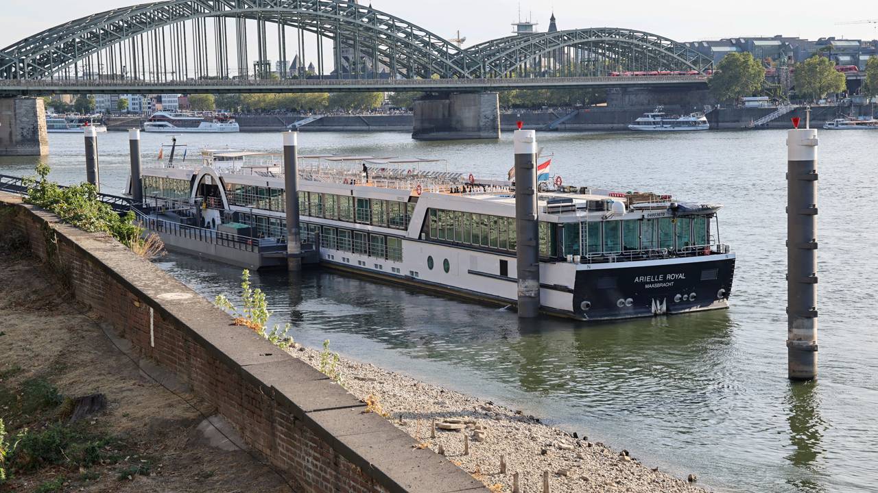 Die Arielle Royal liegt am Kölner Rheinufer.