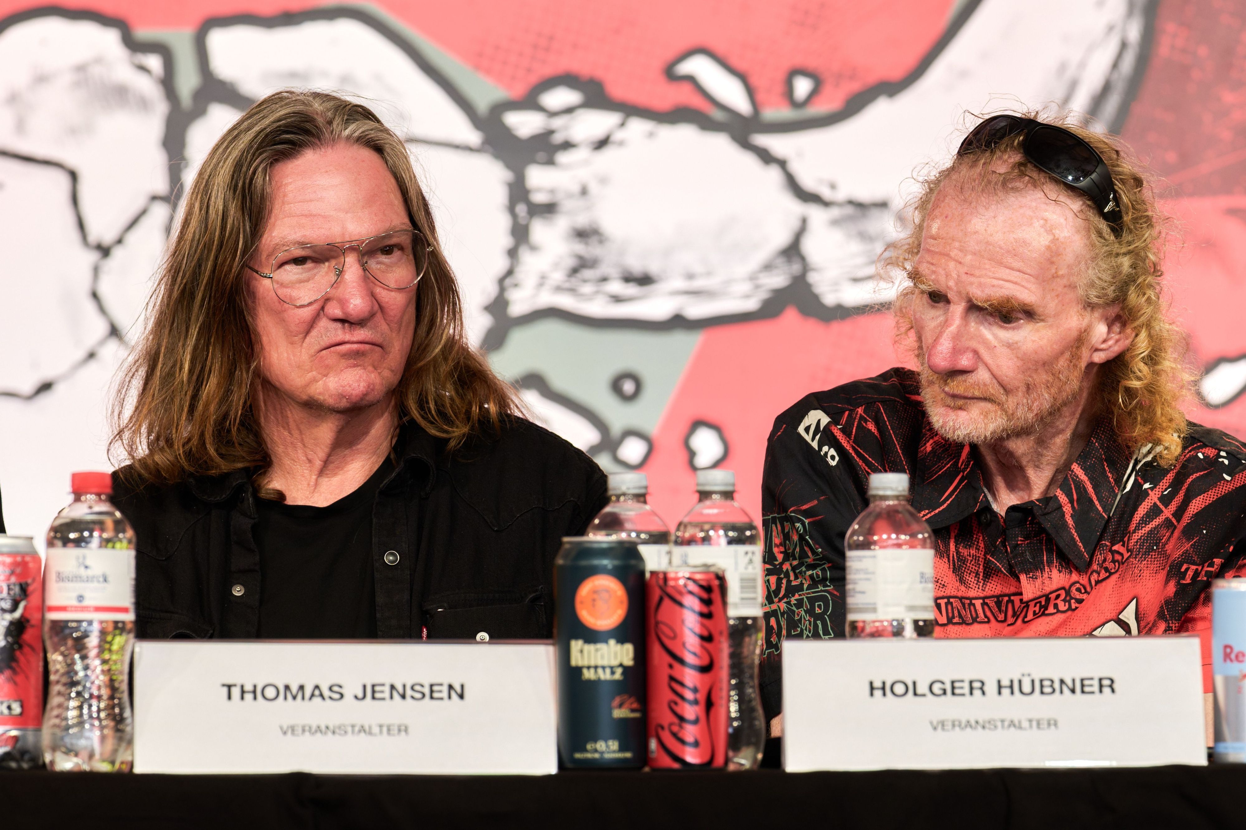 Thomas Jensen (l) und Holger Hübner, Veranstalter des Wacken Open Air (W:O:A), sitzen bei der Abschlusspressekonferenz auf dem Podium