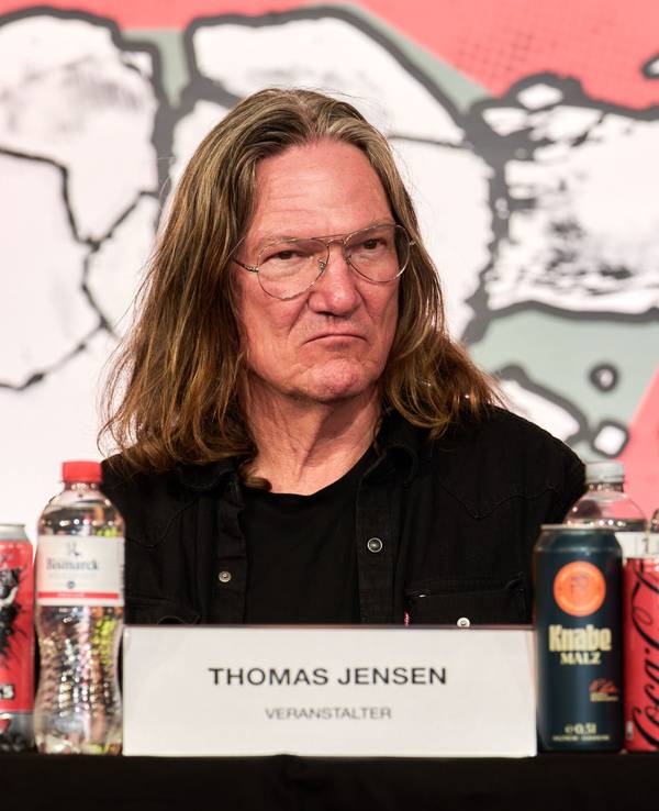 Thomas Jensen (l) und Holger Hübner, Veranstalter des Wacken Open Air (W:O:A), sitzen bei der Abschlusspressekonferenz auf dem Podium
