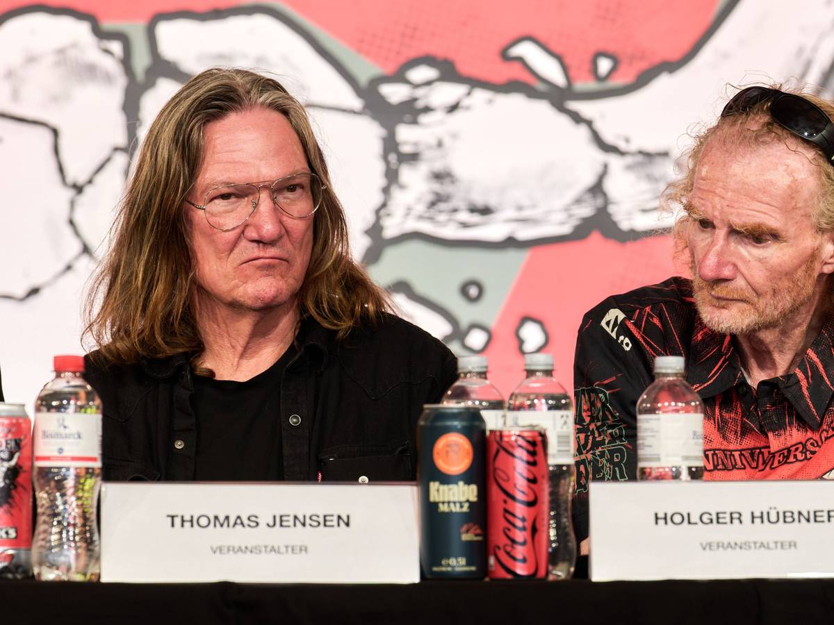 Thomas Jensen (l) und Holger Hübner, Veranstalter des Wacken Open Air (W:O:A), sitzen bei der Abschlusspressekonferenz auf dem Podium