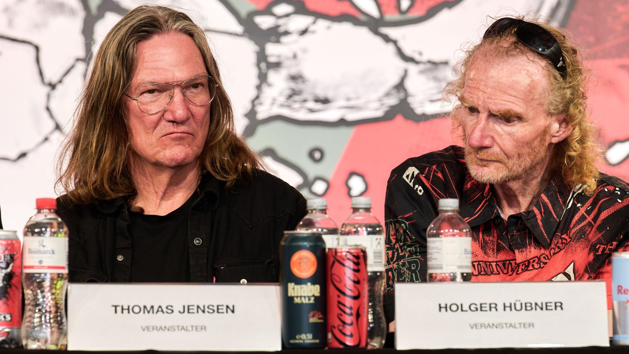 Thomas Jensen (l) und Holger Hübner, Veranstalter des Wacken Open Air (W:O:A), sitzen bei der Abschlusspressekonferenz auf dem Podium