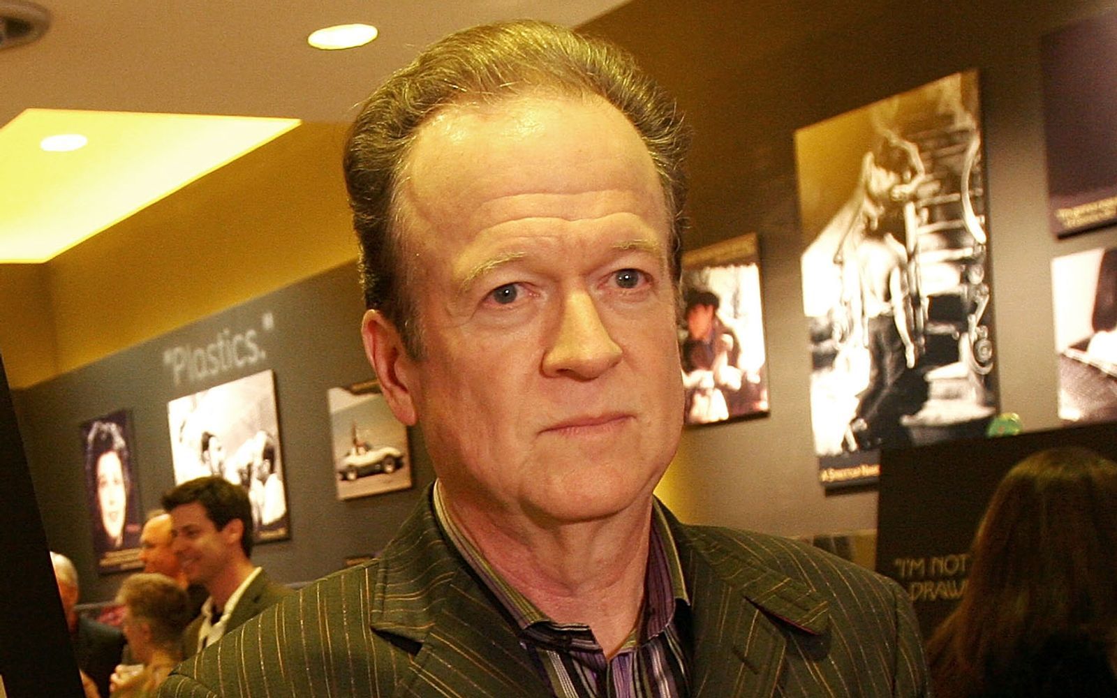 Er schrieb die Drehbücher zu Klassikern wie „American Graffiti“ und „Indiana Jones und der Tempel des Todes“, als Regisseur landete Willard Huyck aber mit „Howard - ein tierischer Held“ einen Flop.  (Bild: Charley Gallay/Getty Images)