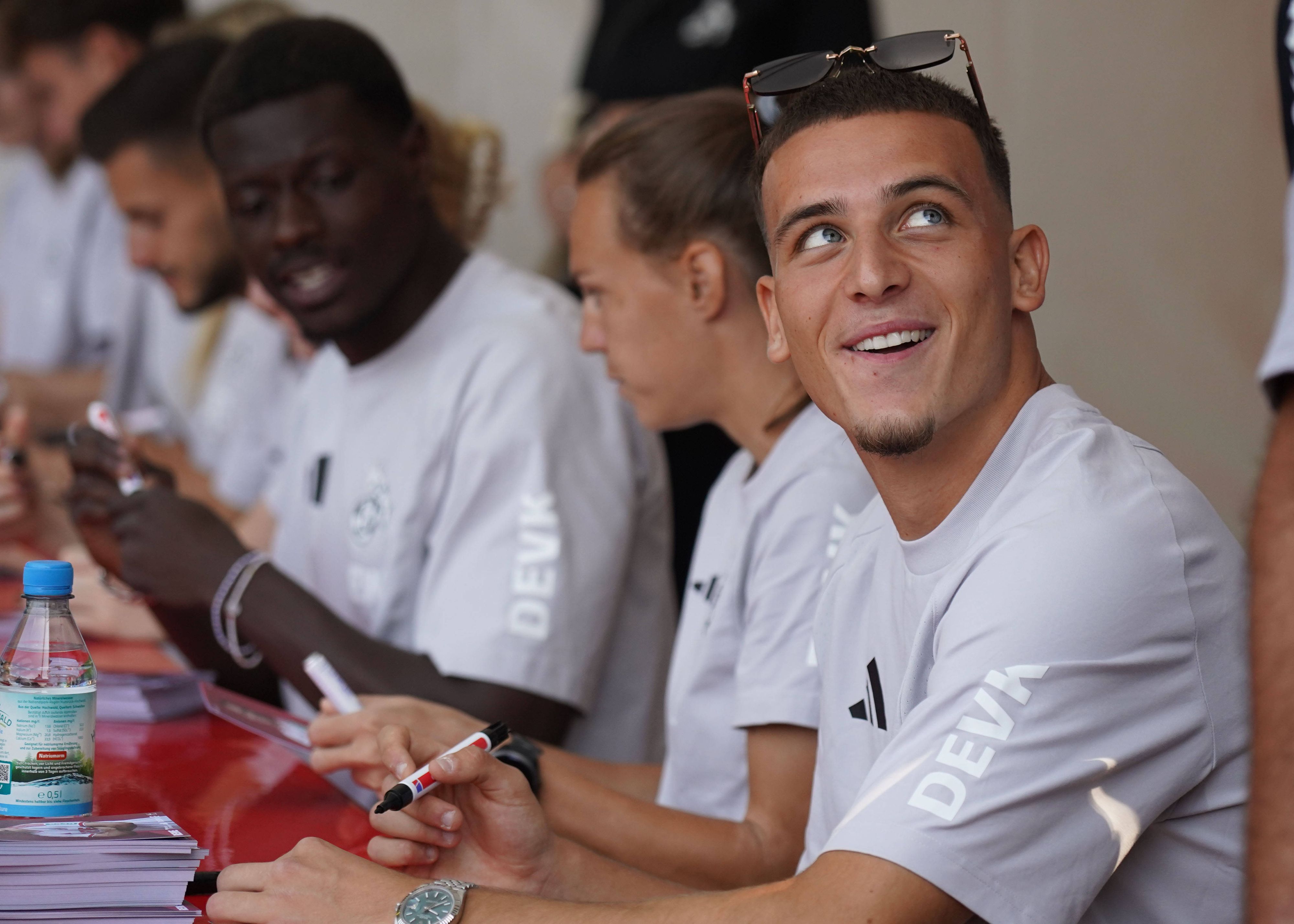 FC-Profi Said El Mala gibt Autogramme bei der Saisoneröffnung des 1. FC Köln.