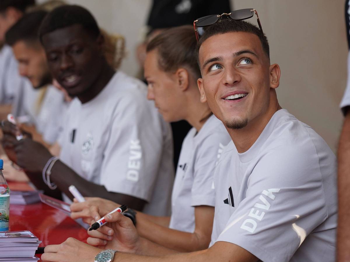 FC-Profi Said El Mala gibt Autogramme bei der Saisoneröffnung des 1. FC Köln.