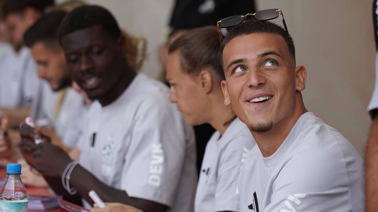 FC-Profi Said El Mala gibt Autogramme bei der Saisoneröffnung des 1. FC Köln.