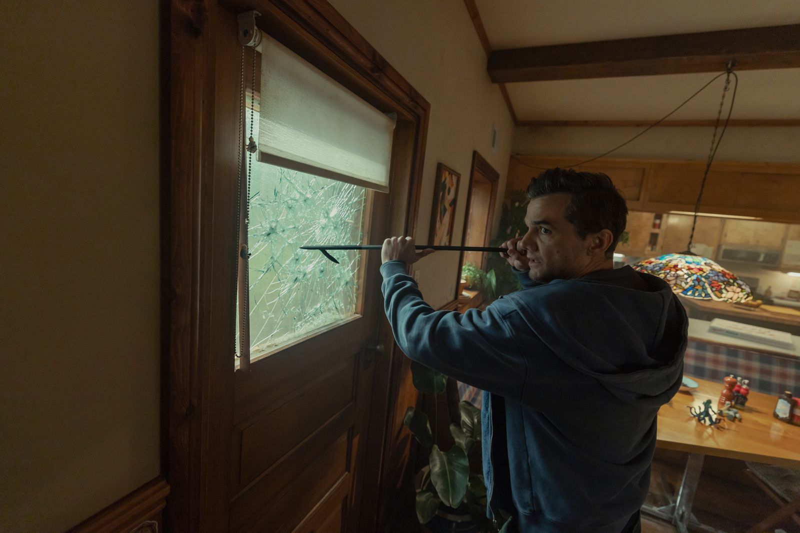 Im Netflix-Film „The Last House“ sind Jason (Wagner Moura) und seine Familie plötzlich im eigenen Haus eingeschlossen.  (Bild: Netflix / Chris Baker)
