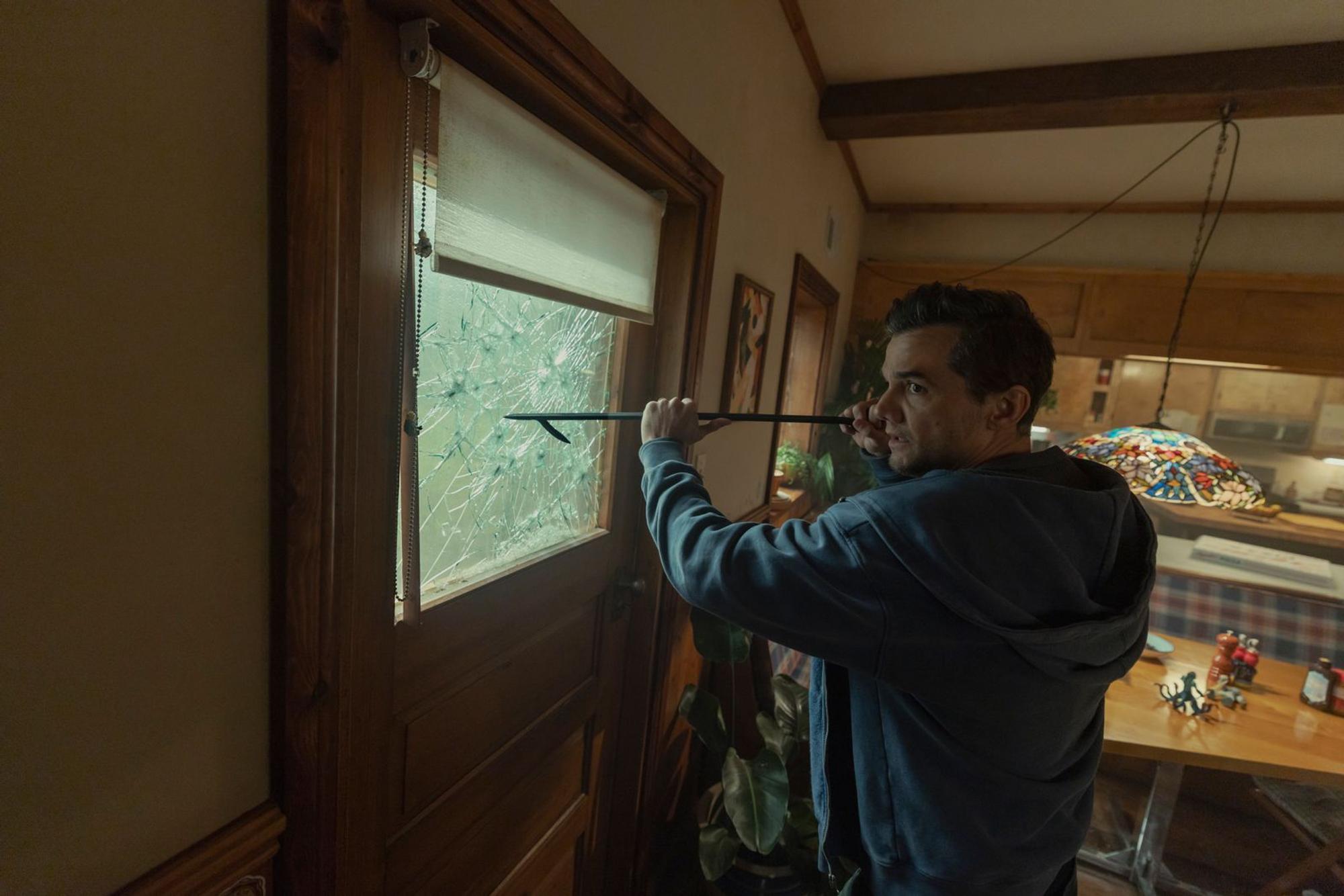 Im Netflix-Film „The Last House“ sind Jason (Wagner Moura) und seine Familie plötzlich im eigenen Haus eingeschlossen. (Bild: Netflix / Chris Baker)