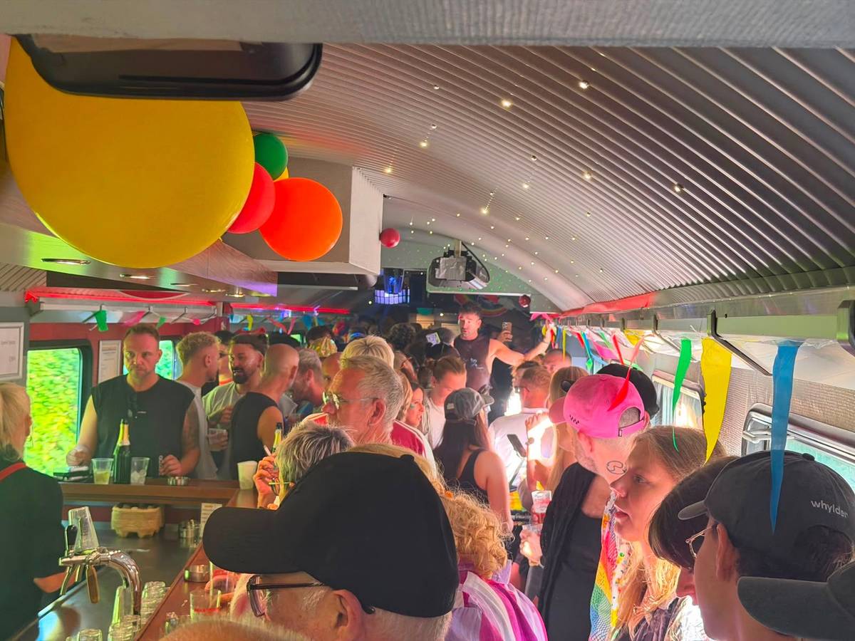Oartystimmung im Discowagen des Cologne Pride Express