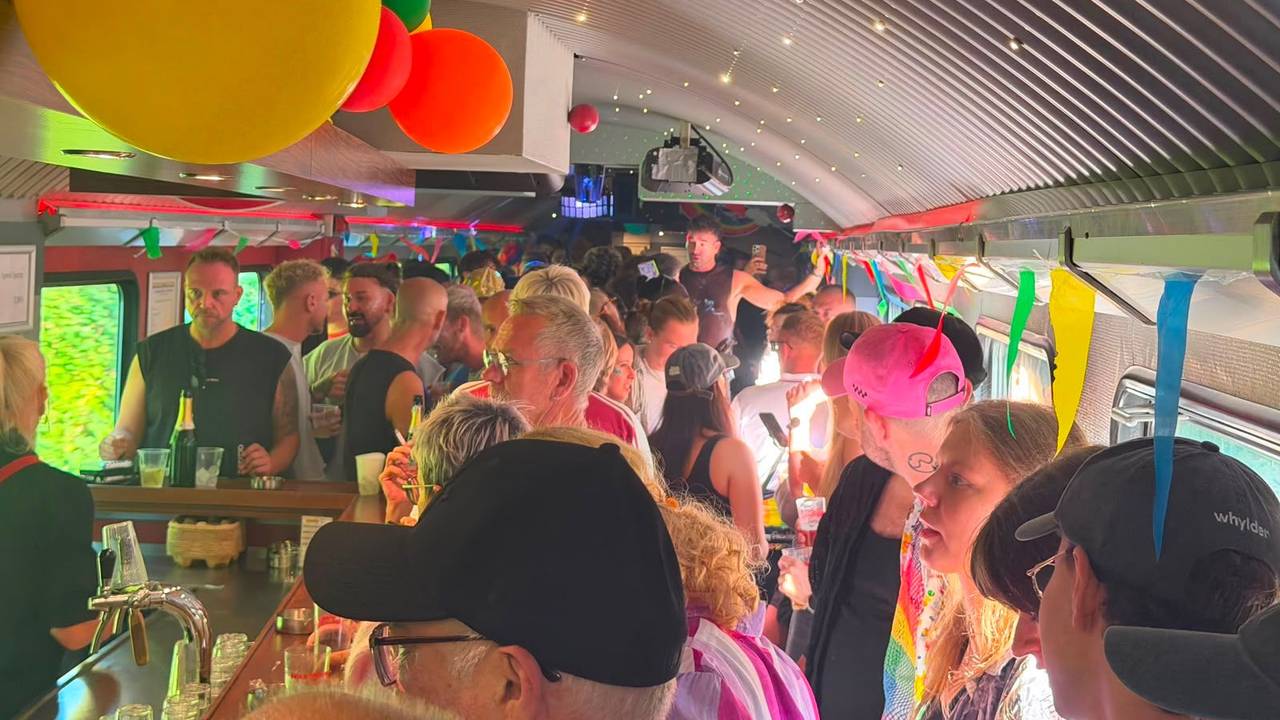 Oartystimmung im Discowagen des Cologne Pride Express