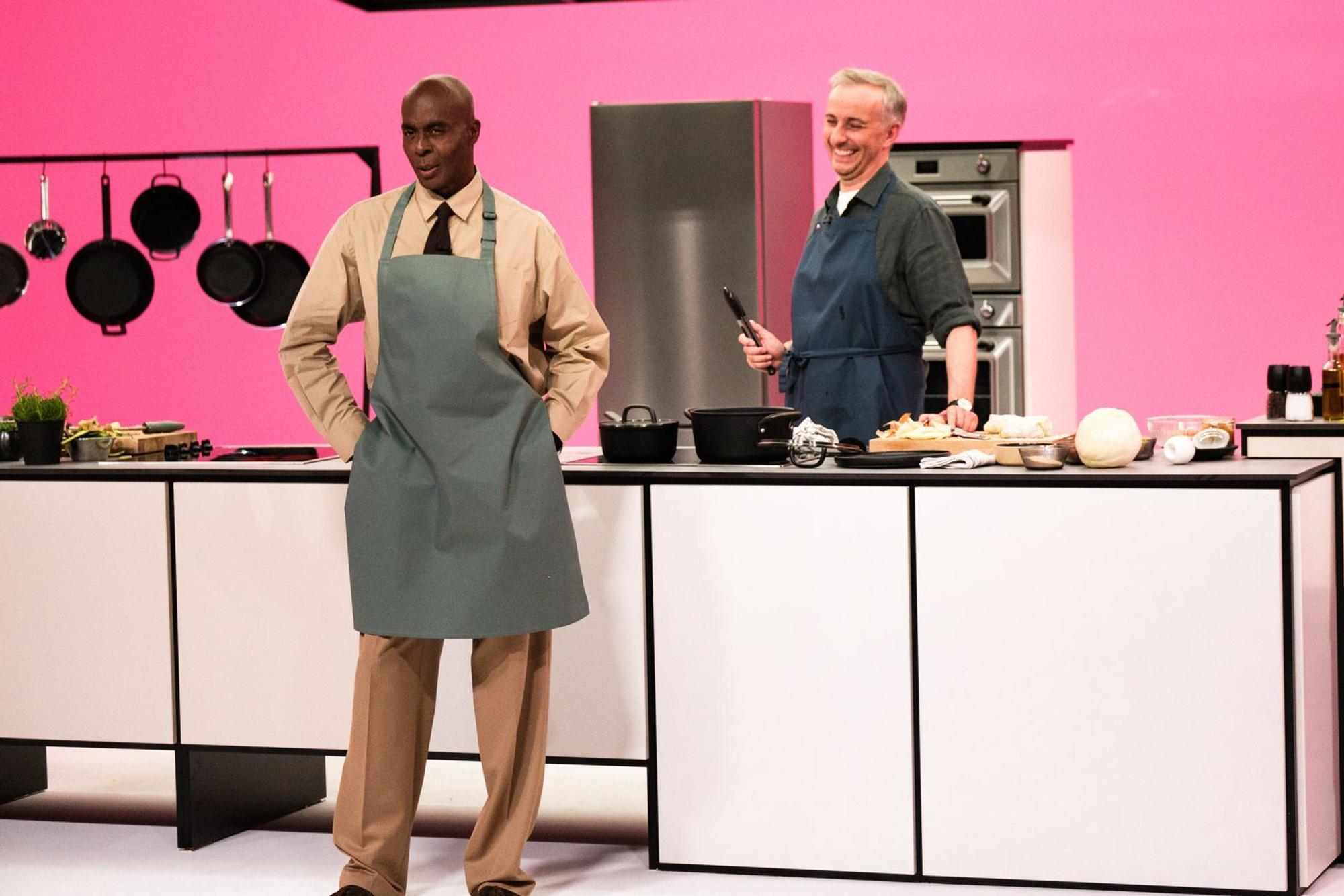 Für ein perfektes Posing ist immer Zeit! Bruce Darnell machte auch die Küche von „Böhmi brutzelt“ bei Jan Böhmermann kurz zum Laufsteg. (Bild: ZDF/Lennart Speer)