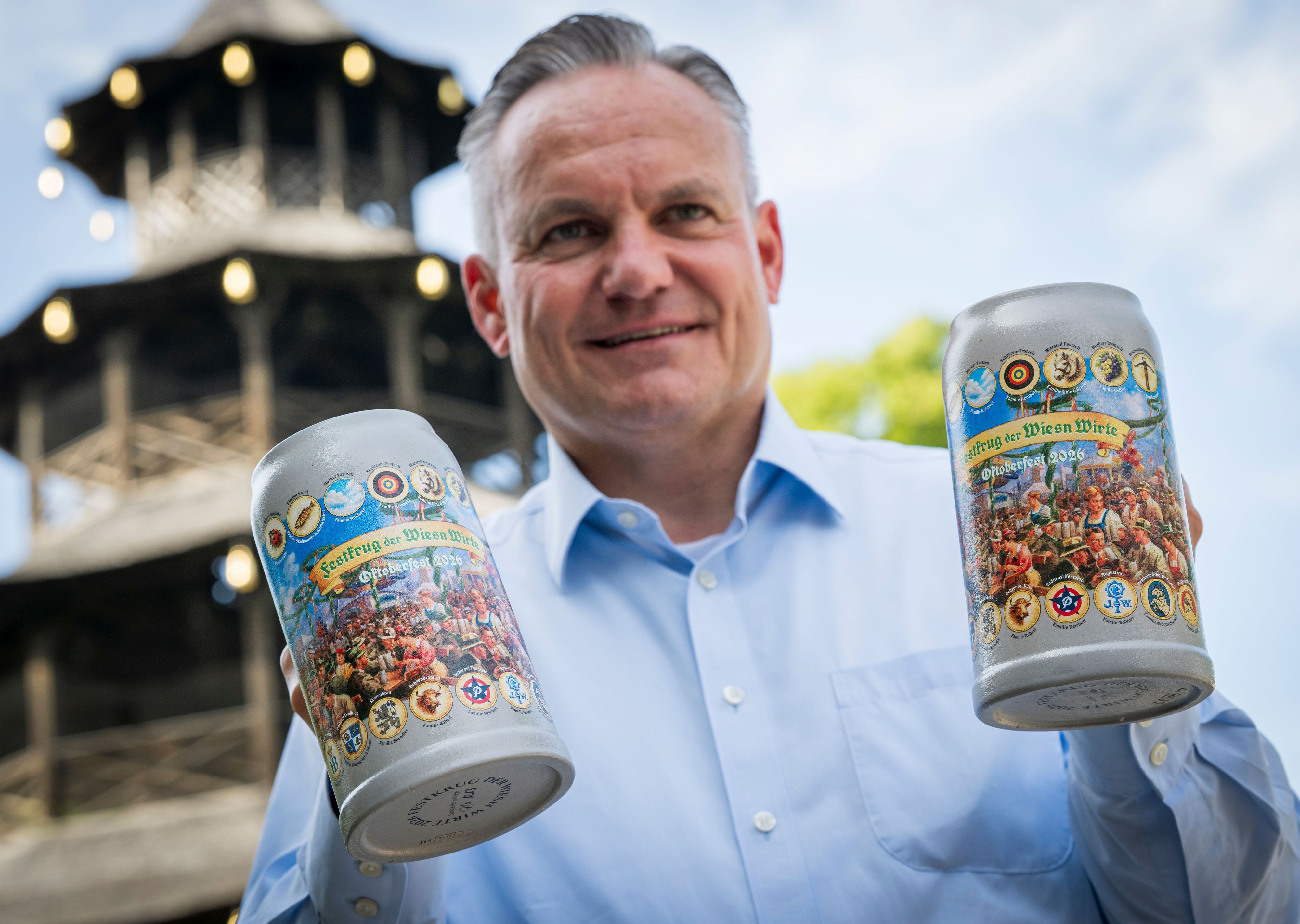Christian Scharpf (SPD), Wirtschaftsreferent Münchens, mit Bierkrügen