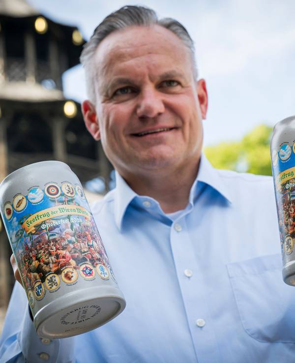 Christian Scharpf (SPD), Wirtschaftsreferent Münchens, mit Bierkrügen