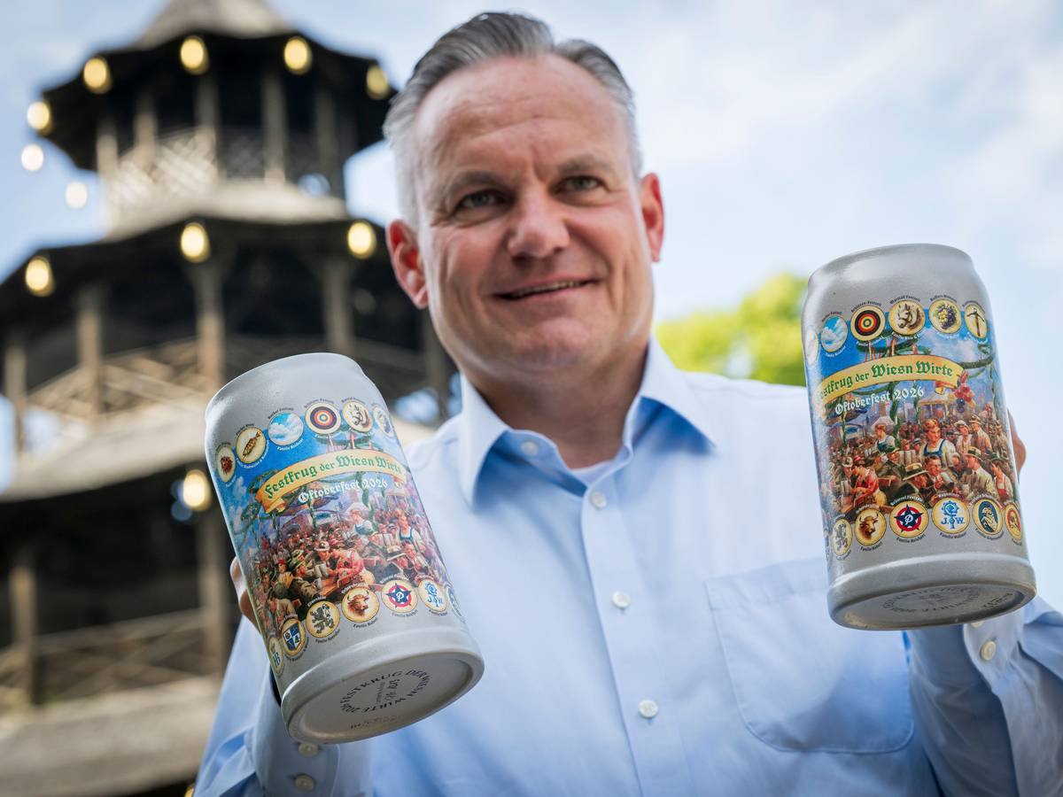Christian Scharpf (SPD), Wirtschaftsreferent Münchens, mit Bierkrügen