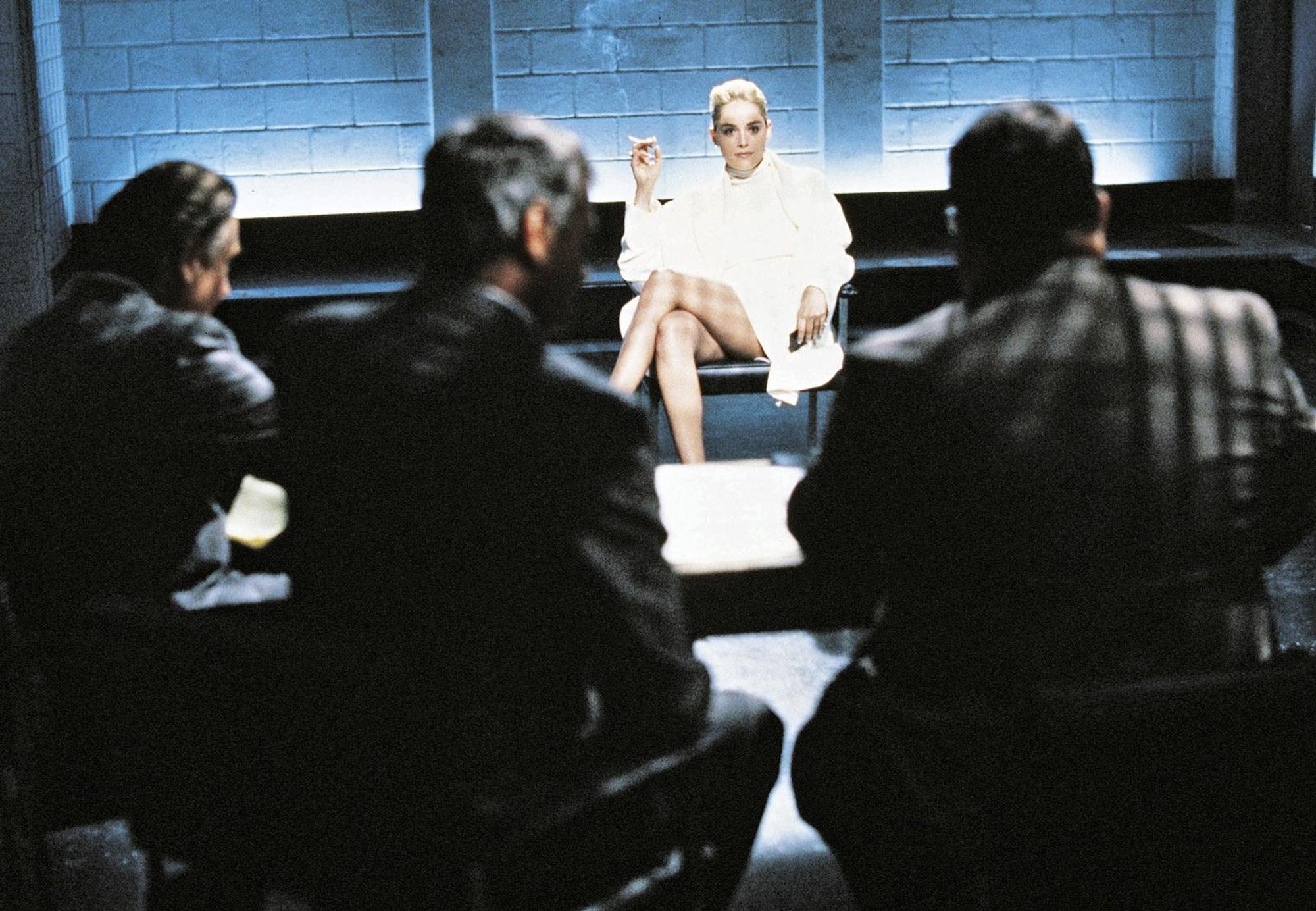Einer der berühmtesten Szenen der Filmgeschichte: Catherine Tramell (Sharon Stone) wird von der Polizei verhört. (Bild: ARD Degeto/© 1992 Carolco/Le Studio Canal+ V.O.F)