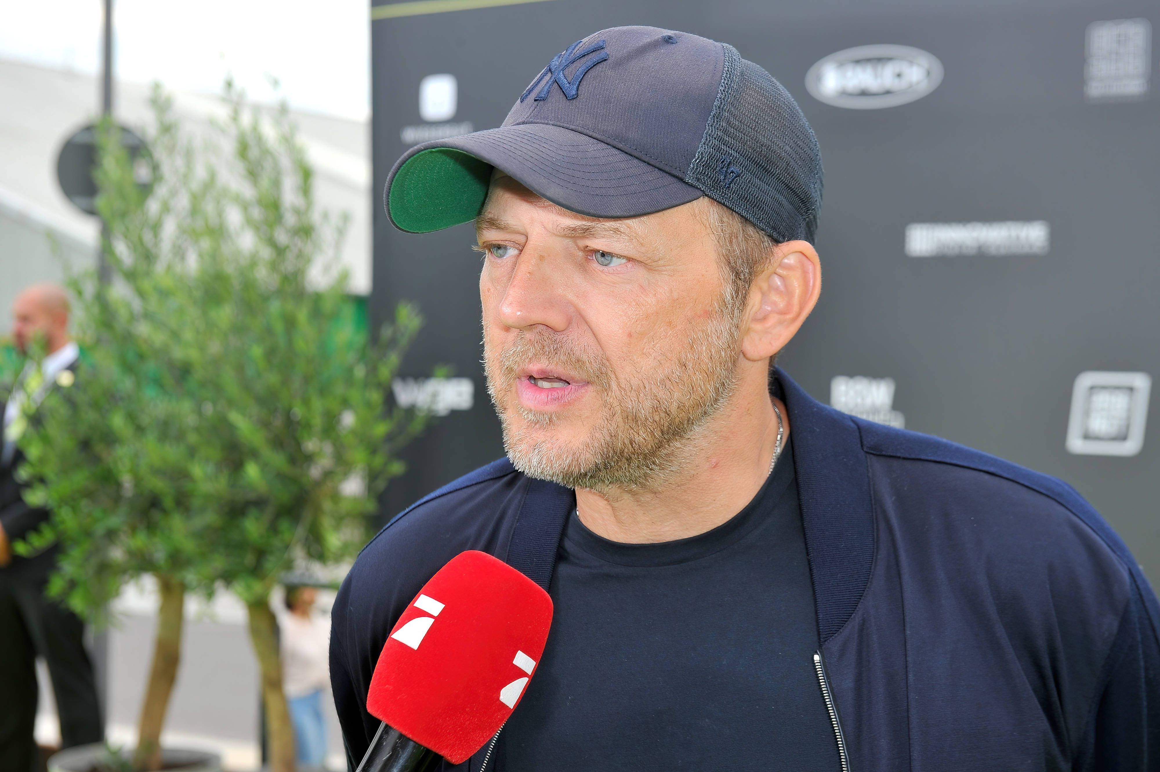 Comedian Mario Barth spricht in ein Mikrofon