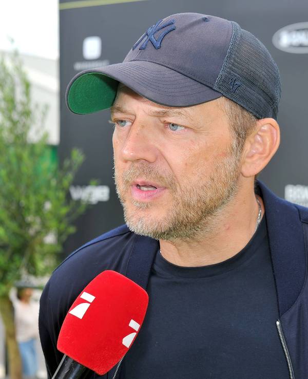 Comedian Mario Barth spricht in ein Mikrofon
