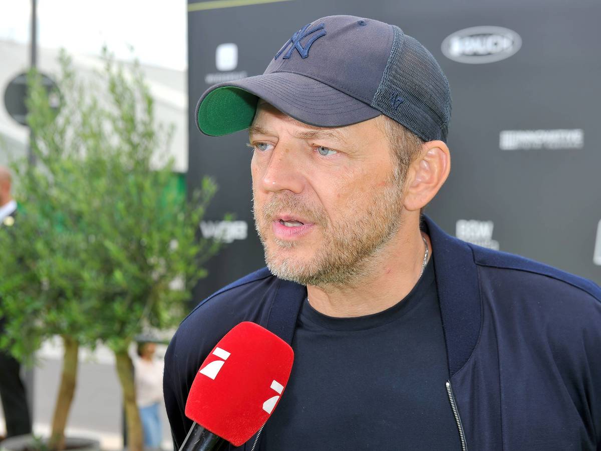 Comedian Mario Barth spricht in ein Mikrofon