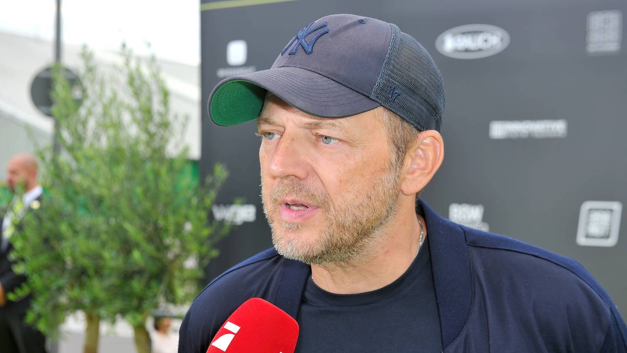 Comedian Mario Barth spricht in ein Mikrofon