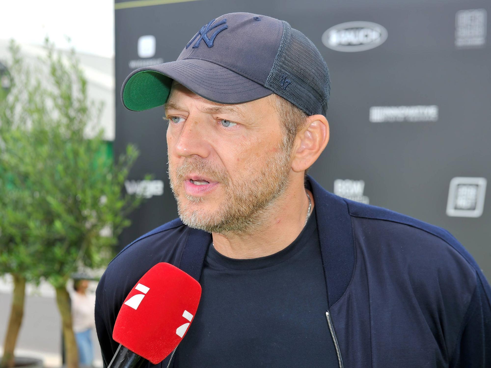 Comedian Mario Barth spricht in ein Mikrofon
