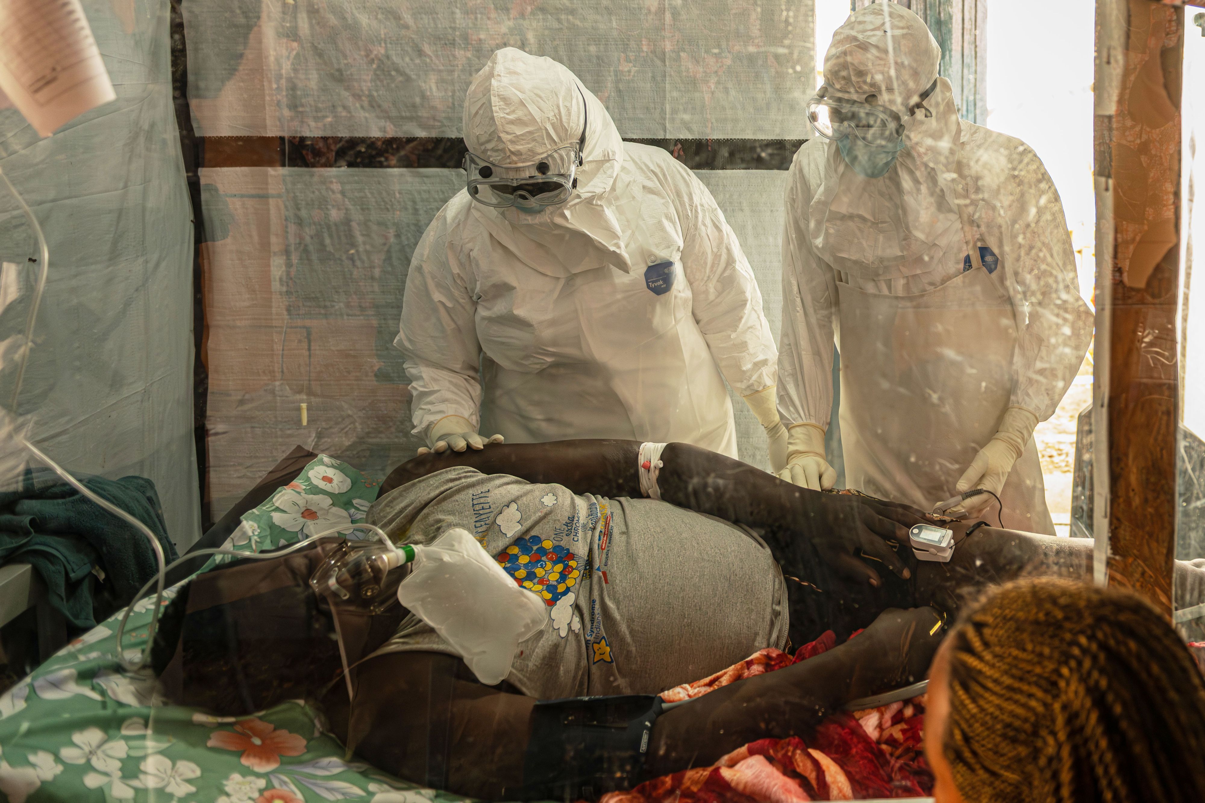 Medizinisches Personal versorgt einen Ebola-Patienten im Behandlungszentrum Rwampara.