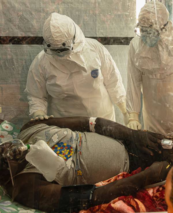 Medizinisches Personal versorgt einen Ebola-Patienten im Behandlungszentrum Rwampara.