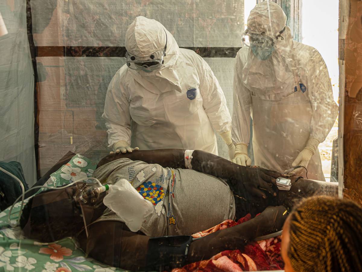 Medizinisches Personal versorgt einen Ebola-Patienten im Behandlungszentrum Rwampara.