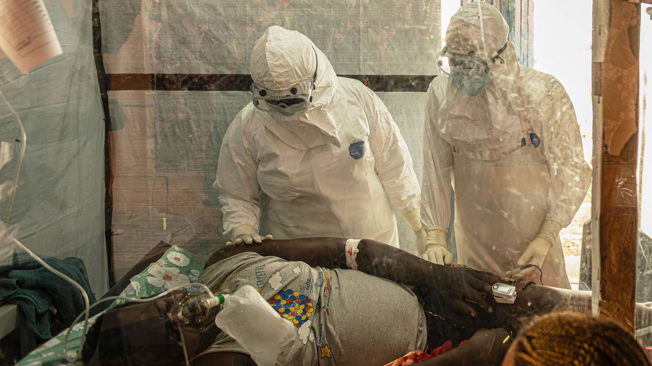 Medizinisches Personal versorgt einen Ebola-Patienten im Behandlungszentrum Rwampara.