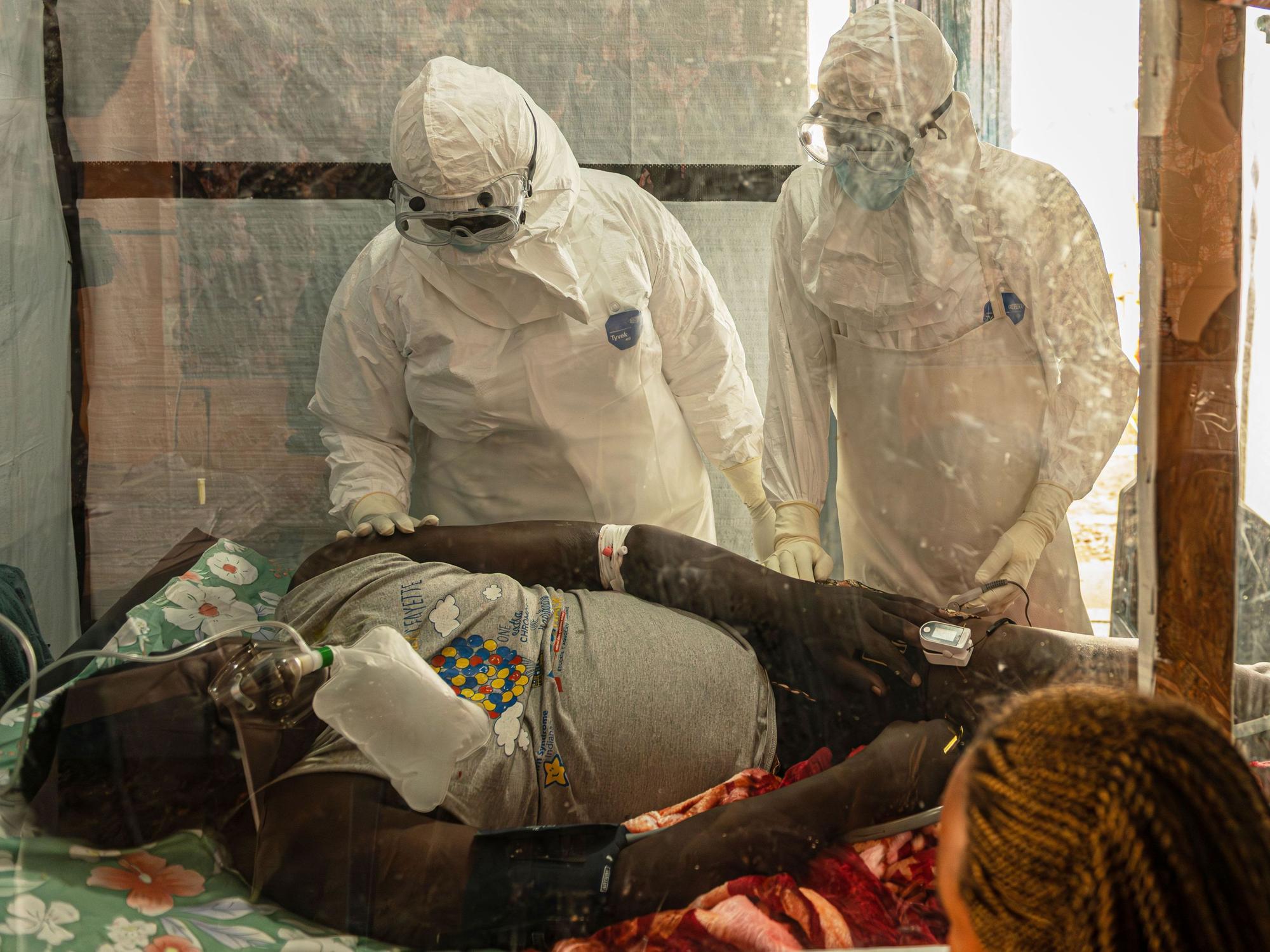 Medizinisches Personal versorgt einen Ebola-Patienten im Behandlungszentrum Rwampara.