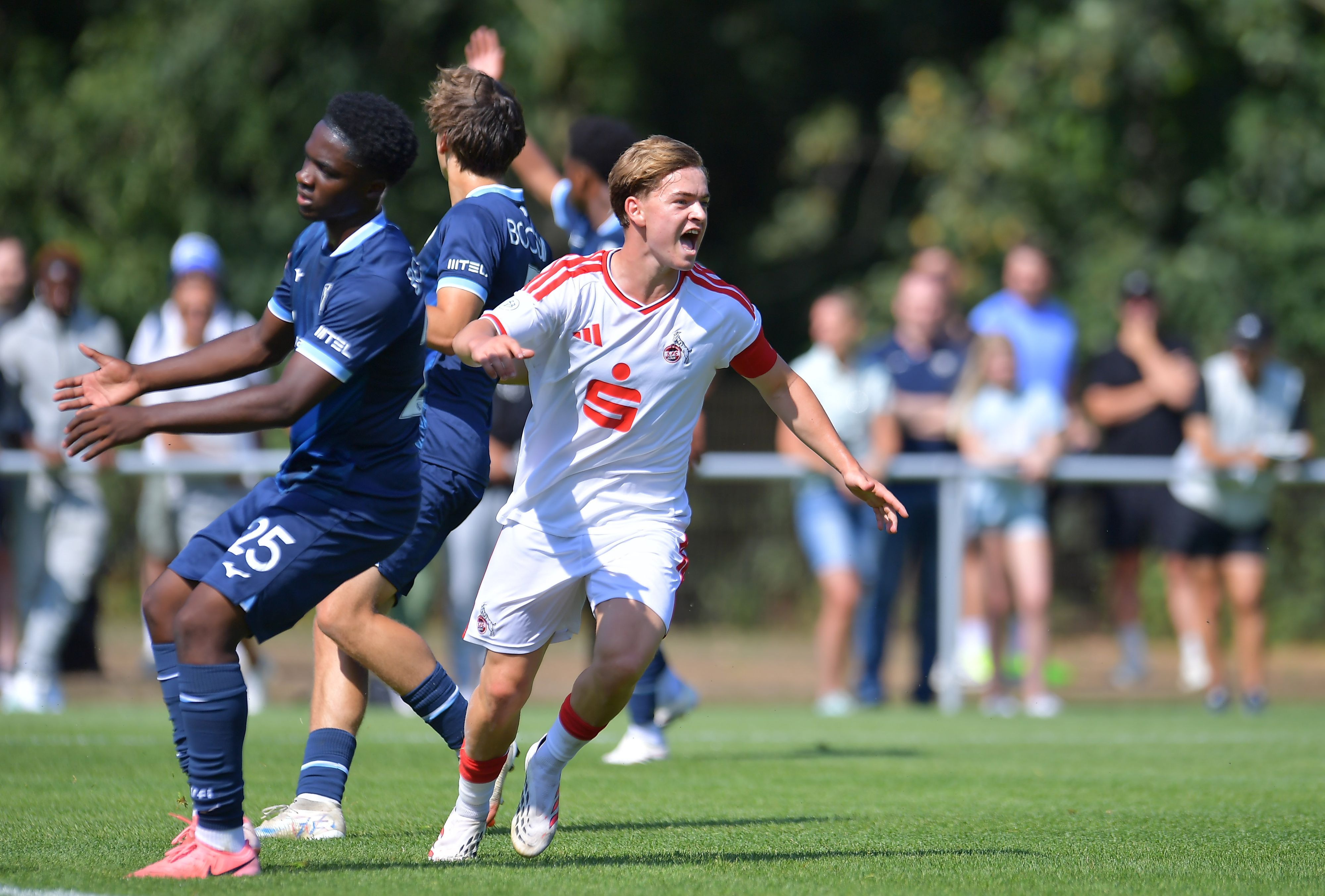 Benjamin Ley bejubelt seinen Treffer zum 1:0 für den 1. FC Köln beim VfL Bochum.