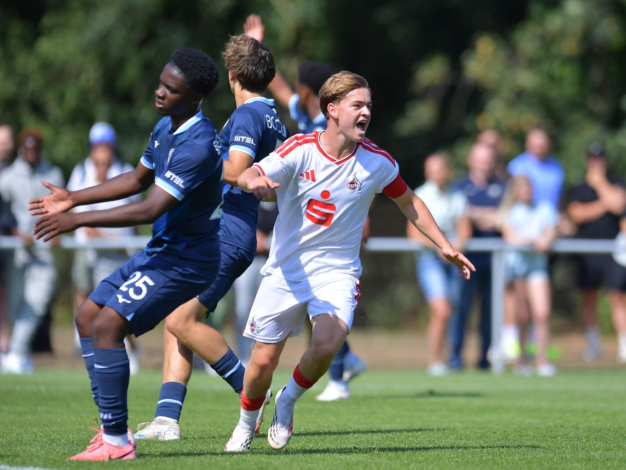 Benjamin Ley bejubelt seinen Treffer zum 1:0 für den 1. FC Köln beim VfL Bochum.