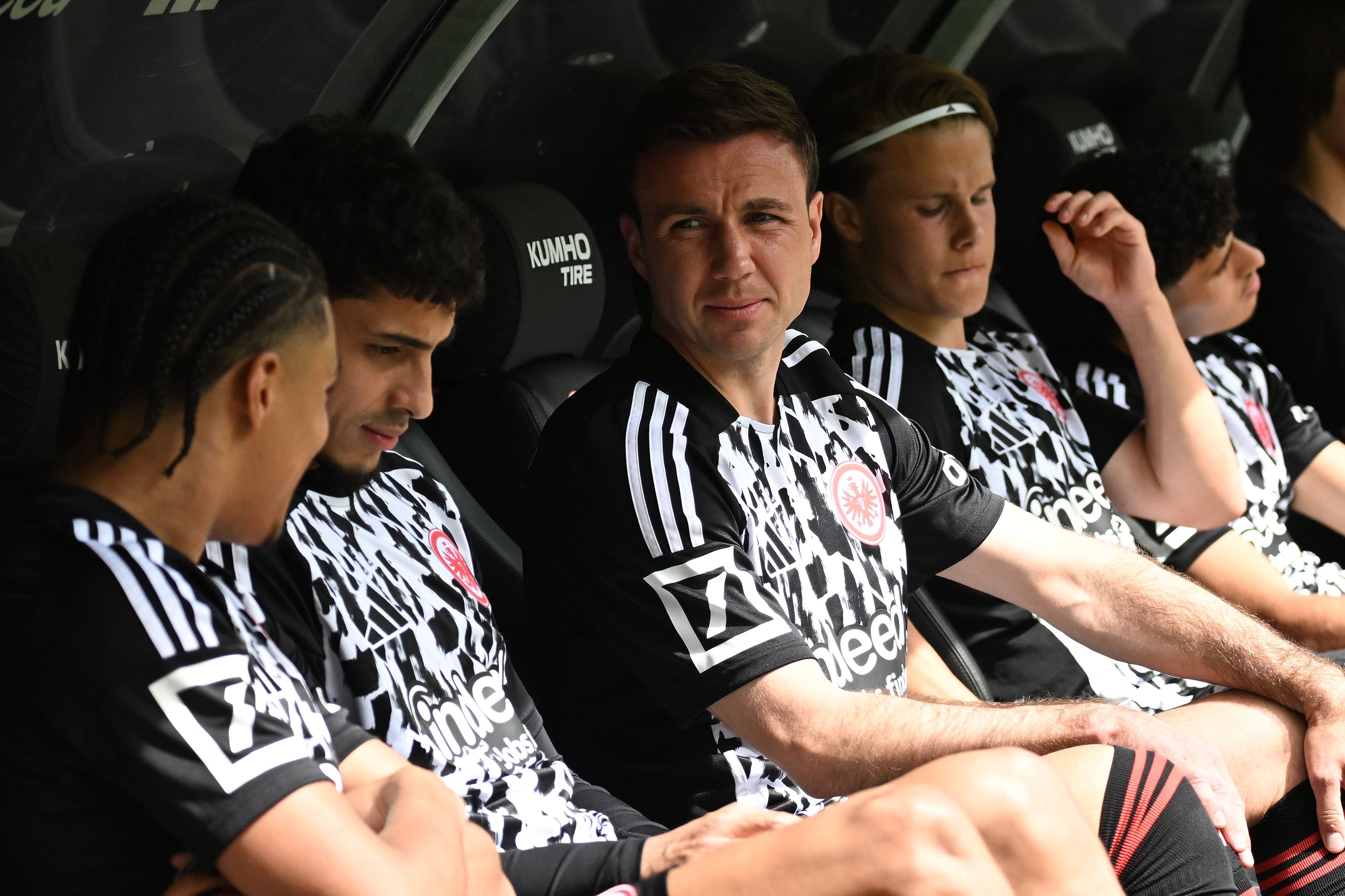 Mario Götze sitzt neben Teamkollegen auf der Bank.