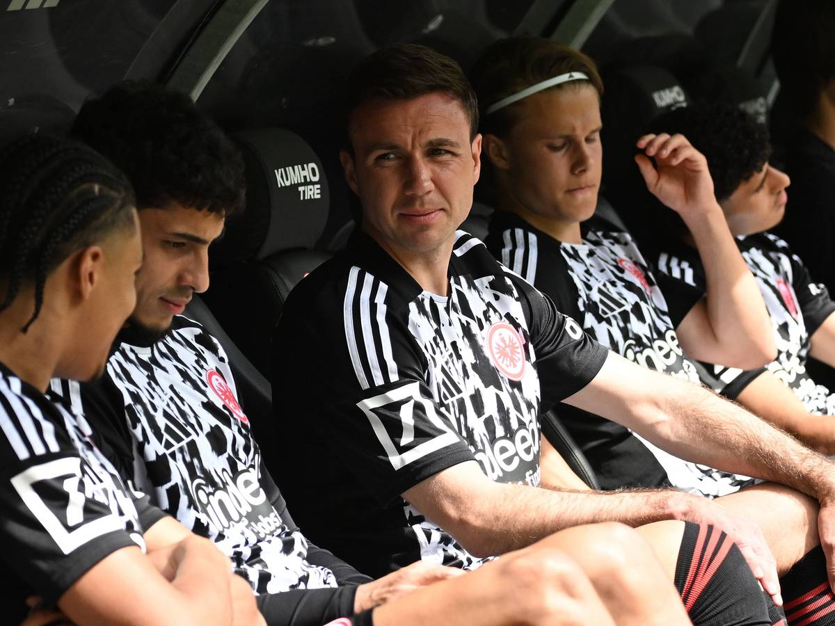 Mario Götze sitzt neben Teamkollegen auf der Bank.