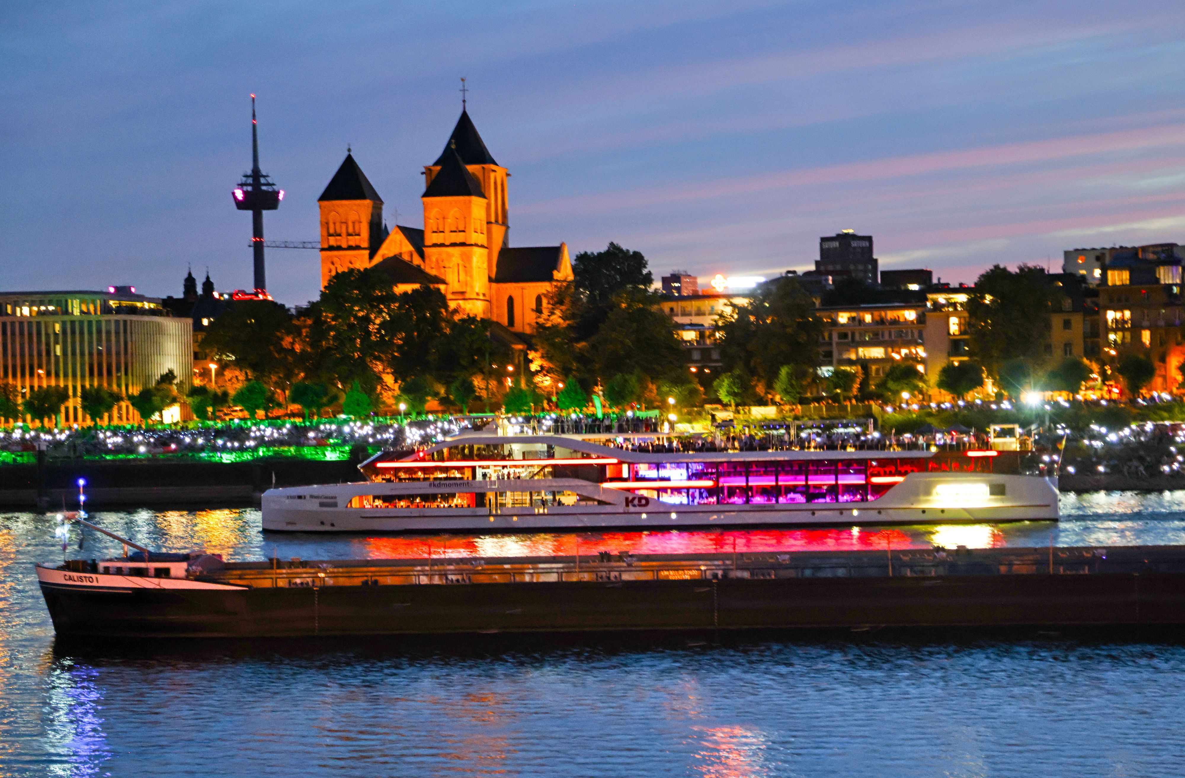 Der Schiffskonvoi bei den Kölner Lichtern.