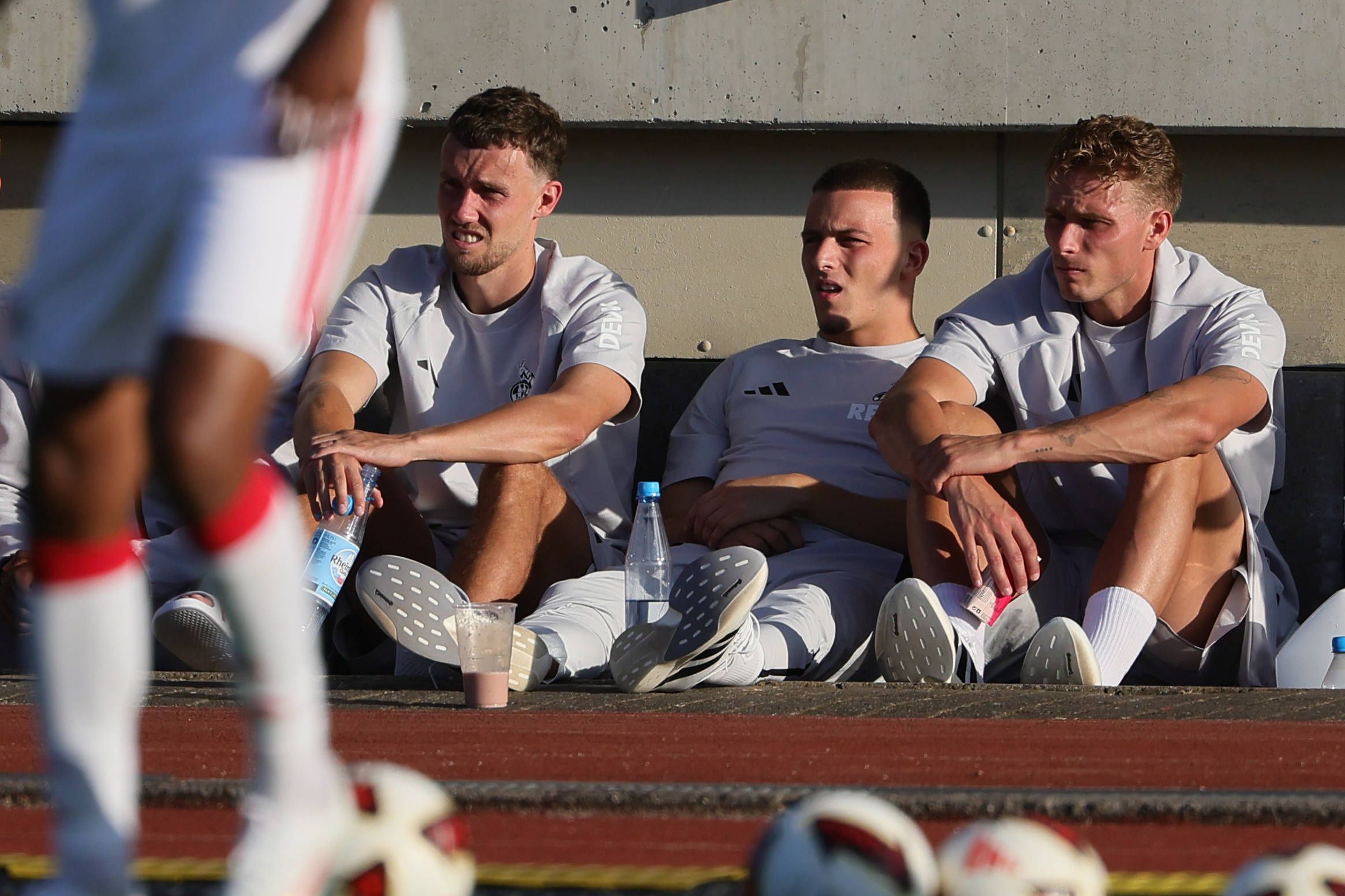 Luca Waldschmidt, Said El Mala und Sebastian Sebulonsen verfolgen nach ihrer Auswechslung im Testspiel die zweite Halbzeit der Kollegen.