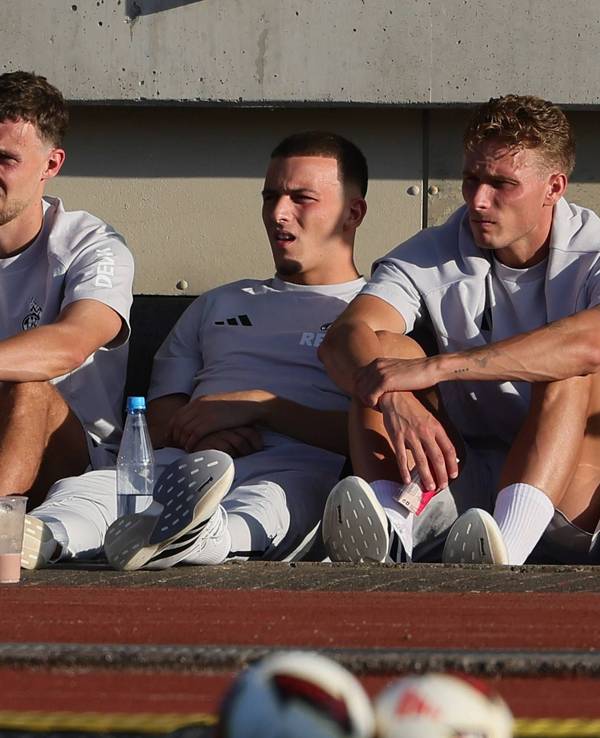 Luca Waldschmidt, Said El Mala und Sebastian Sebulonsen verfolgen nach ihrer Auswechslung im Testspiel die zweite Halbzeit der Kollegen.