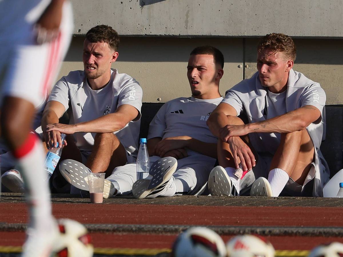Luca Waldschmidt, Said El Mala und Sebastian Sebulonsen verfolgen nach ihrer Auswechslung im Testspiel die zweite Halbzeit der Kollegen.