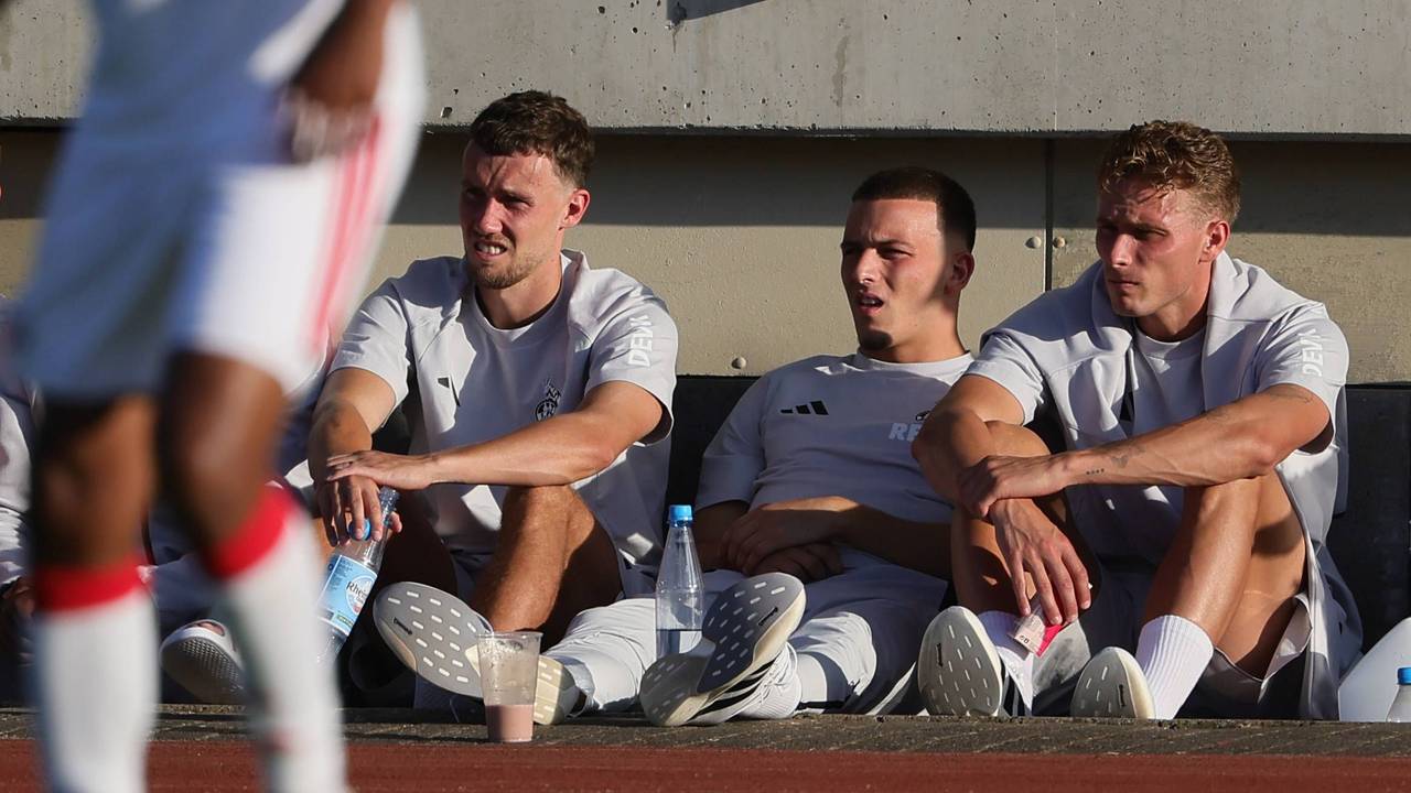 Luca Waldschmidt, Said El Mala und Sebastian Sebulonsen verfolgen nach ihrer Auswechslung im Testspiel die zweite Halbzeit der Kollegen.