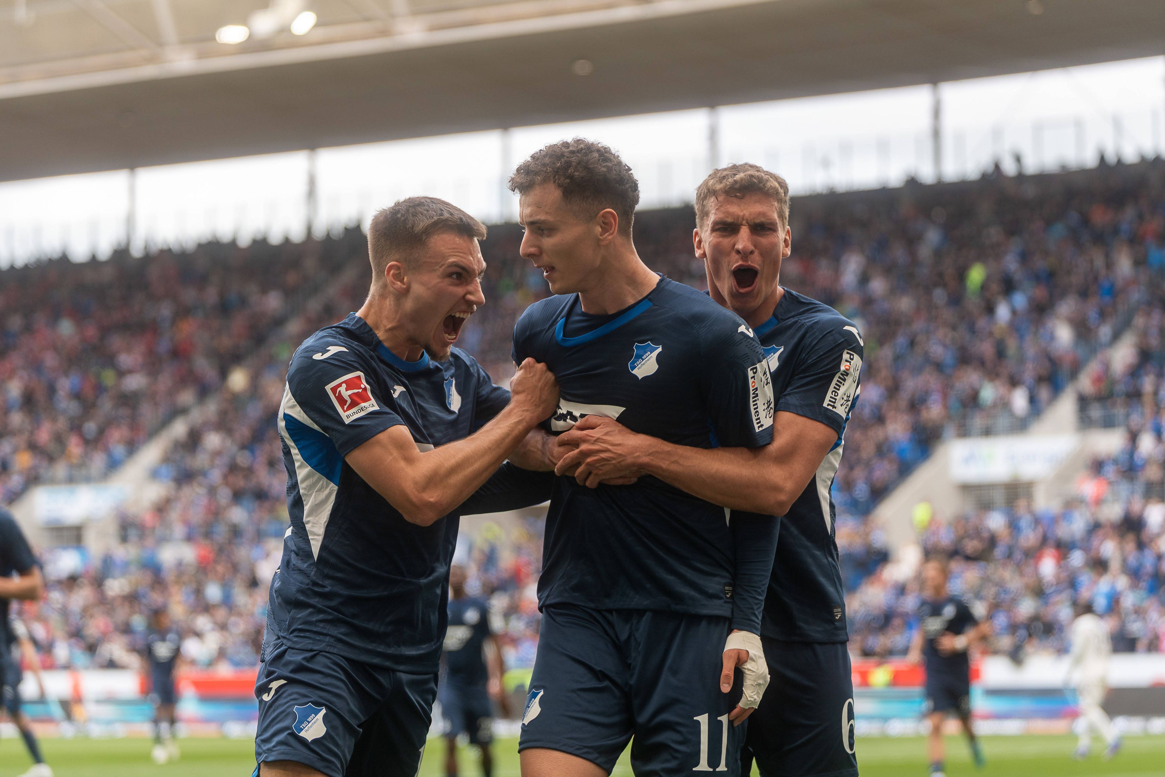 Fisnik Asllani jubelt mit Tim Lemperle und Grischa Prömel