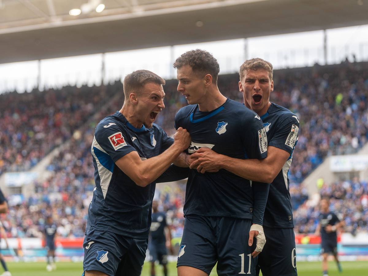 Fisnik Asllani jubelt mit Tim Lemperle und Grischa Prömel