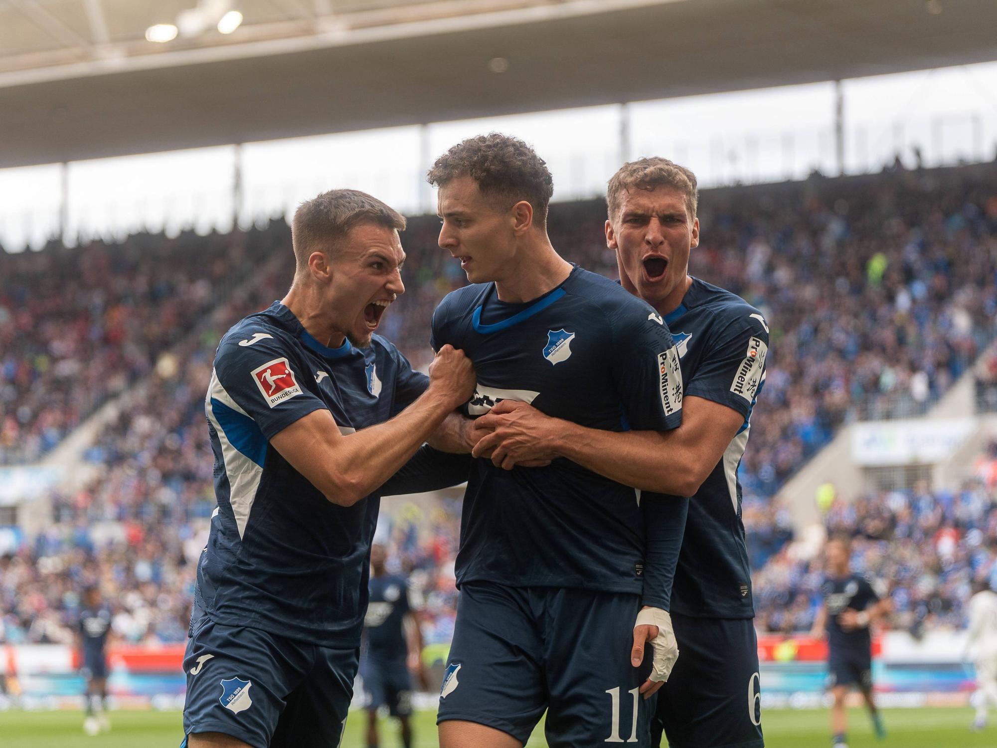 Fisnik Asllani jubelt mit Tim Lemperle und Grischa Prömel