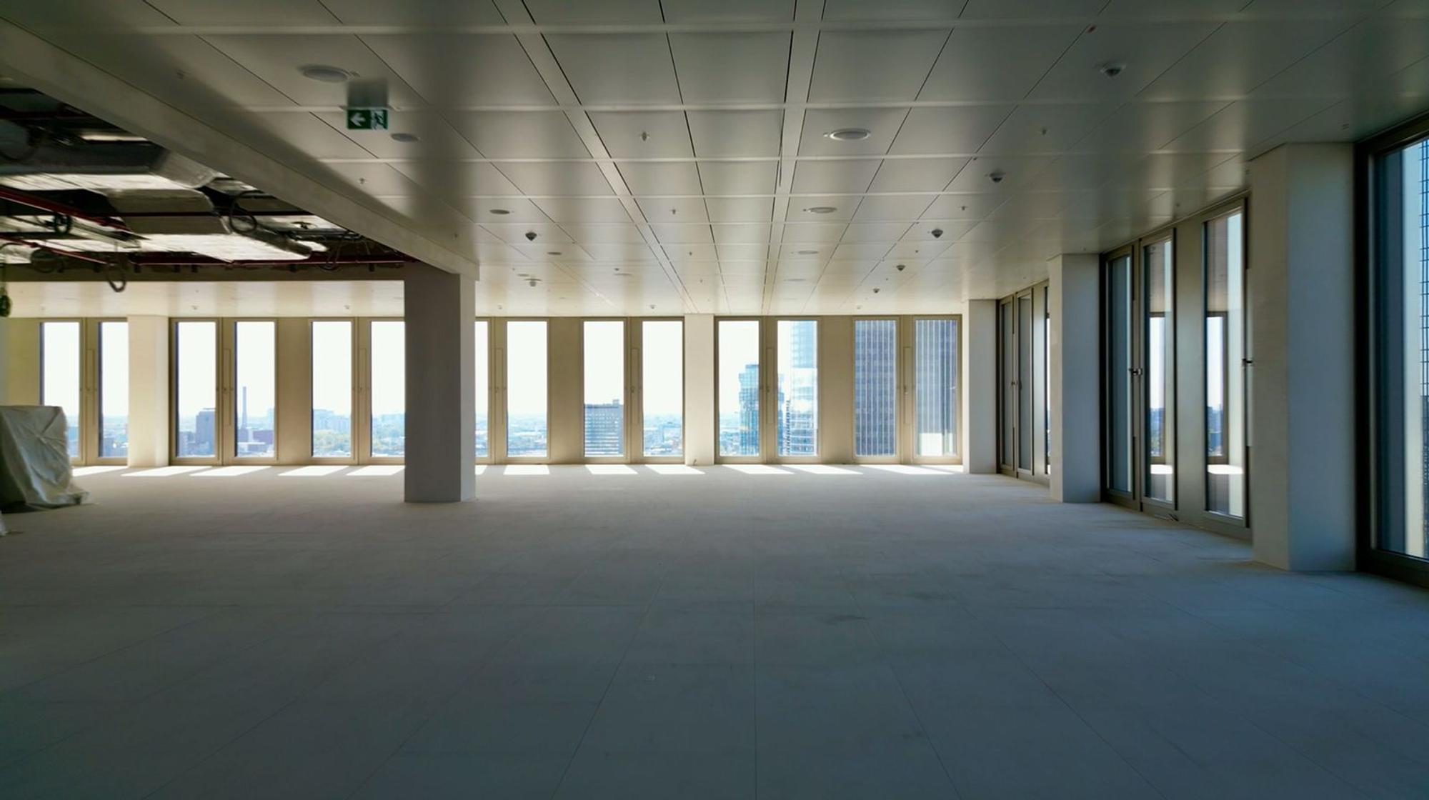 Nicht vermietetes Büro in Frankfurt am Main: In den deutschen Ballungsräumen hat sich die Leerstandsquote seit 2019 verdreifacht. (Bild: NDR / ARD / Boris Mahlau / OTHER PEOPLE pictures)