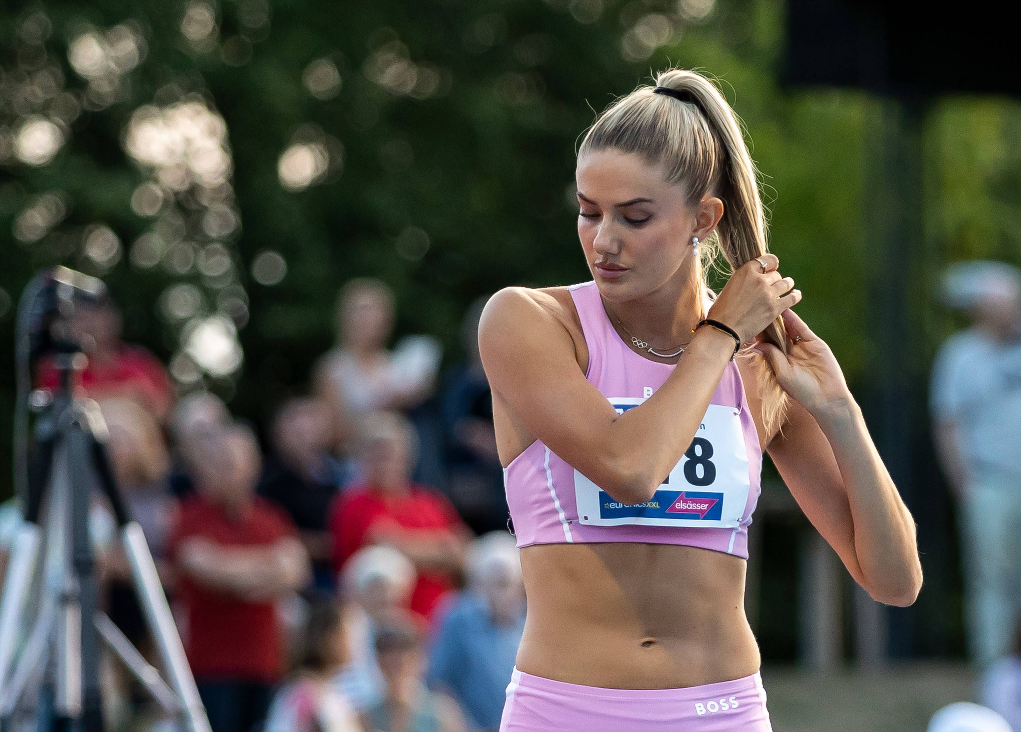 Alica Schmidt fährt sich vor dem Start durch die Haare.