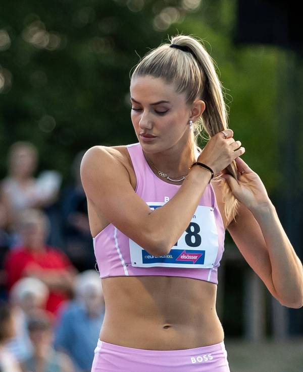Alica Schmidt fährt sich vor dem Start durch die Haare.