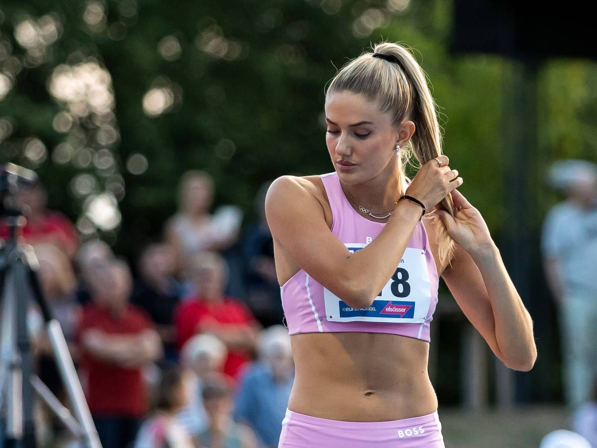 Alica Schmidt fährt sich vor dem Start durch die Haare.