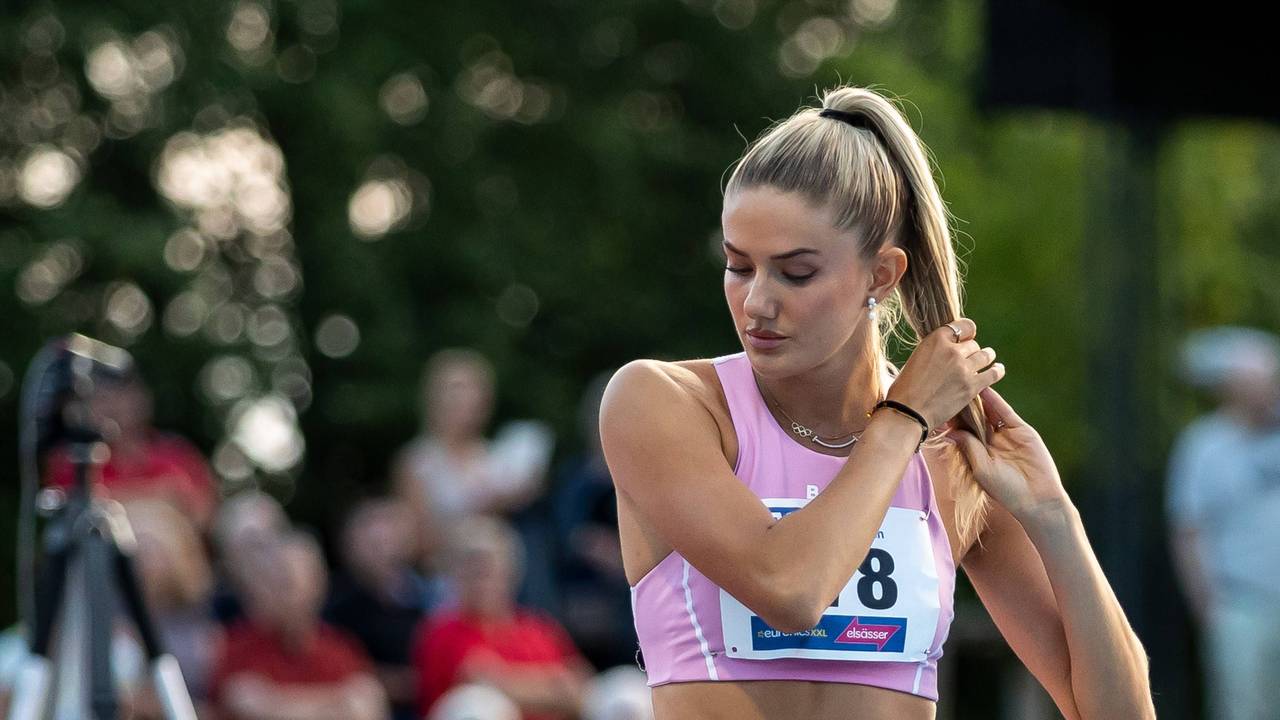 Alica Schmidt fährt sich vor dem Start durch die Haare.