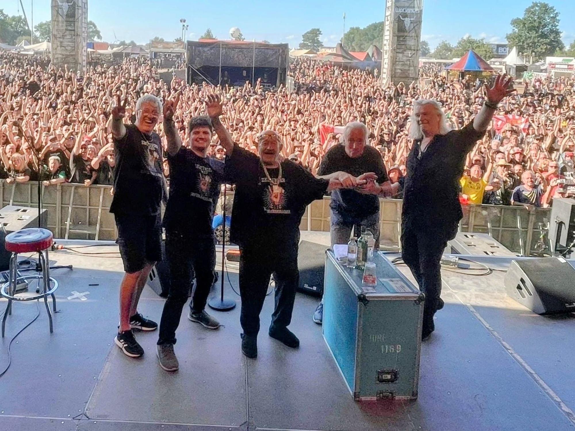 Jürgen Zeltinger mit seiner Band auf der Wacken-Bühne.