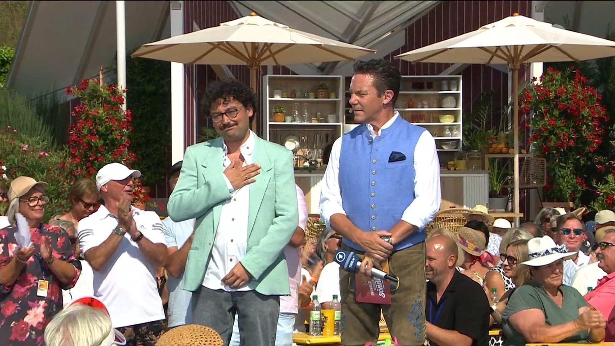 Newcomer Sonny Kay überzeugte das Publikum und darf weiterhin um den Titel „Sommerhitkönig 2026“ kämpfen. (Bild: Screenshot ARD)