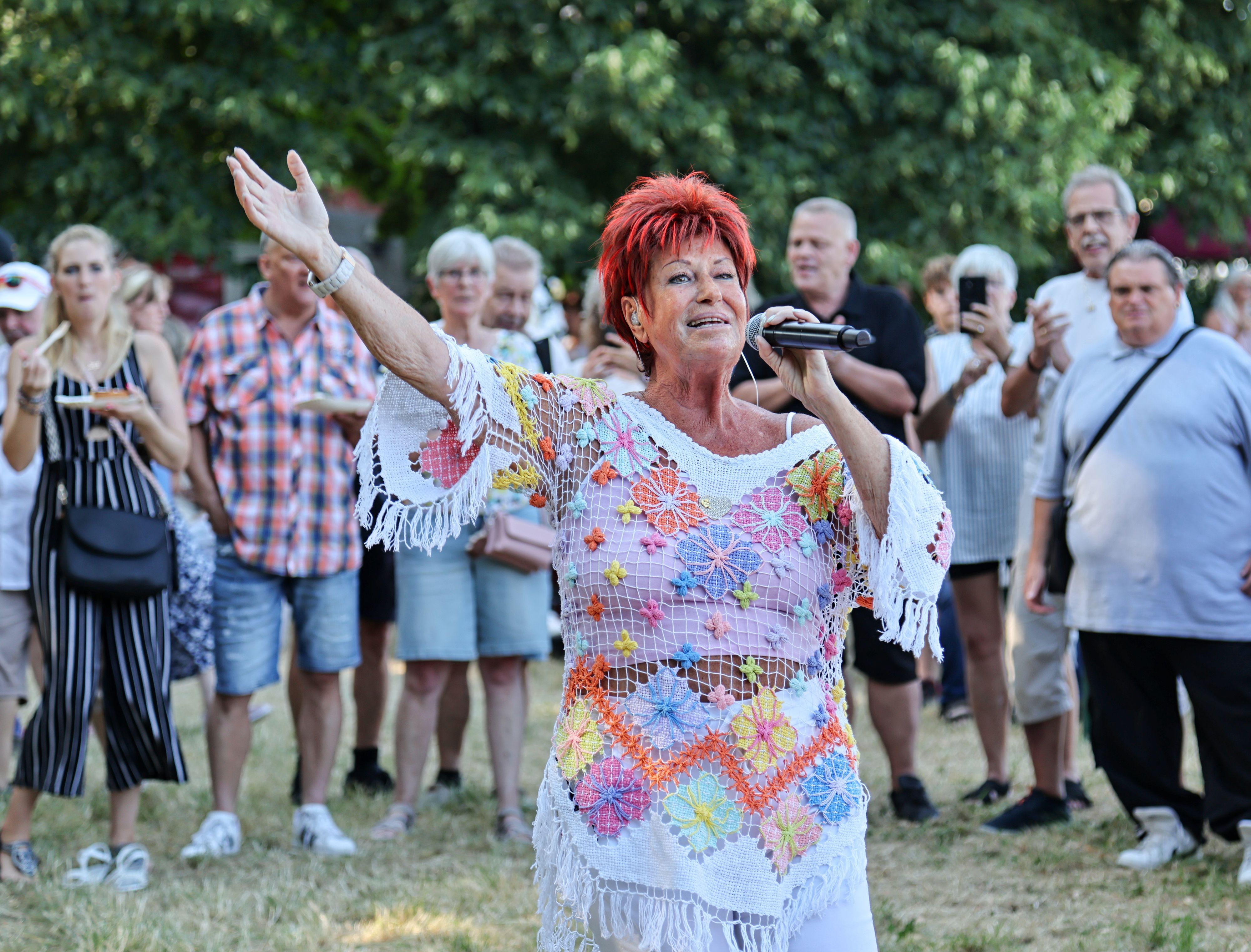 Marita Köllner singt bei einem Auftritt.